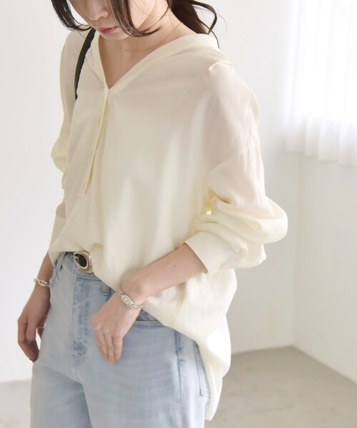 quaranciel（カランシエル）の「quaranciel:〈手洗い可能〉Vネック バック ギャザー ブラウス（シャツ/ブラウス・レディース・ネイビー/ナチュラル・ONE SIZE）」の7枚目の写真