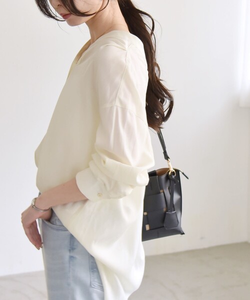 quaranciel（カランシエル）の「quaranciel:〈手洗い可能〉Vネック バック ギャザー ブラウス（シャツ/ブラウス・レディース・ネイビー/ナチュラル・ONE SIZE）」の8枚目の写真