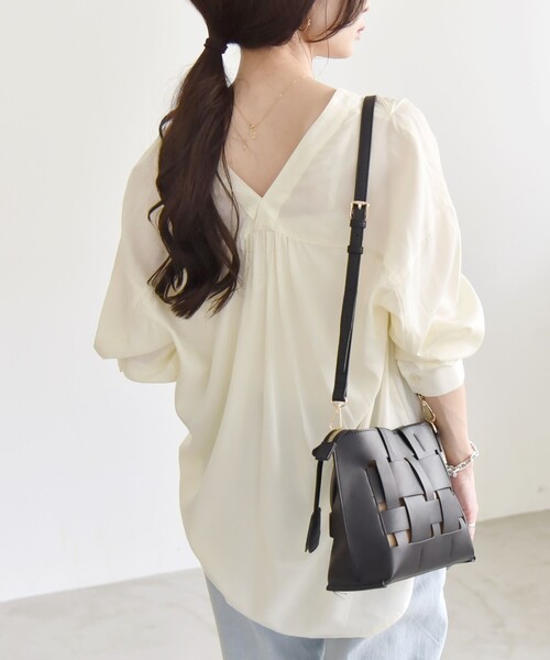 quaranciel（カランシエル）の「quaranciel:〈手洗い可能〉Vネック バック ギャザー ブラウス（シャツ/ブラウス・レディース・ネイビー/ナチュラル・ONE SIZE）」の9枚目の写真