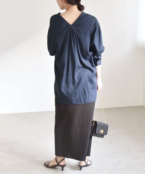 quaranciel（カランシエル）の「quaranciel:〈手洗い可能〉Vネック バック ギャザー ブラウス（シャツ/ブラウス・レディース・ネイビー/ナチュラル・ONE SIZE）」の11枚目の写真