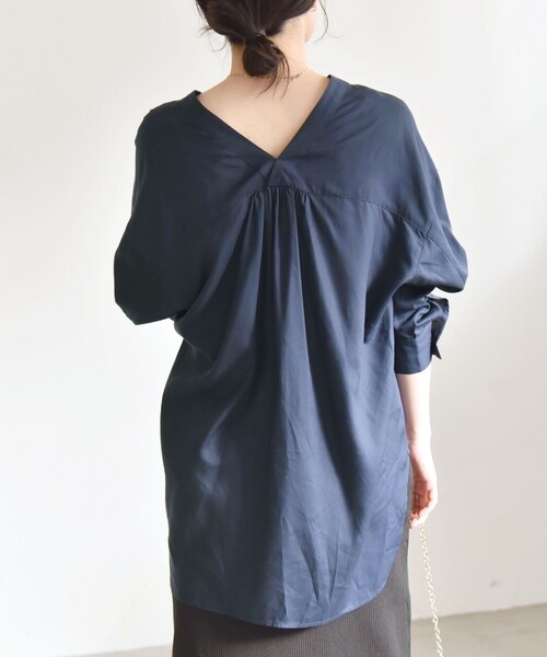 quaranciel（カランシエル）の「quaranciel:〈手洗い可能〉Vネック バック ギャザー ブラウス（シャツ/ブラウス・レディース・ネイビー/ナチュラル・ONE SIZE）」の13枚目の写真