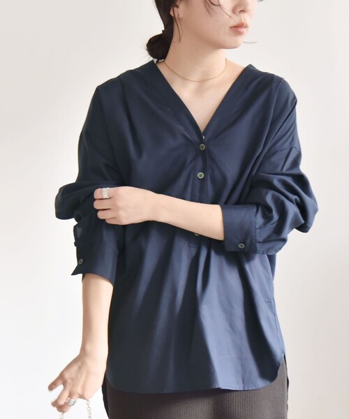 quaranciel（カランシエル）の「quaranciel:〈手洗い可能〉Vネック バック ギャザー ブラウス（シャツ/ブラウス・レディース・ネイビー/ナチュラル・ONE SIZE）」の15枚目の写真