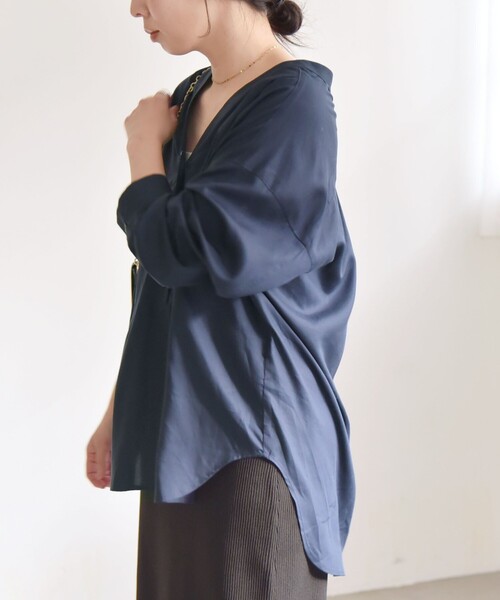 quaranciel（カランシエル）の「quaranciel:〈手洗い可能〉Vネック バック ギャザー ブラウス（シャツ/ブラウス・レディース・ネイビー/ナチュラル・ONE SIZE）」の16枚目の写真