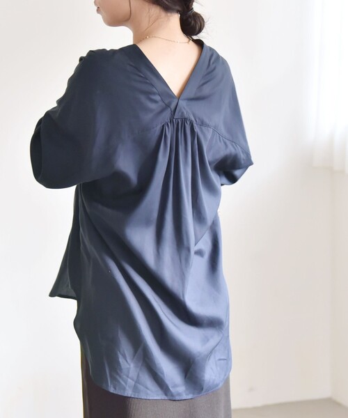 quaranciel（カランシエル）の「quaranciel:〈手洗い可能〉Vネック バック ギャザー ブラウス（シャツ/ブラウス・レディース・ネイビー/ナチュラル・ONE SIZE）」の17枚目の写真