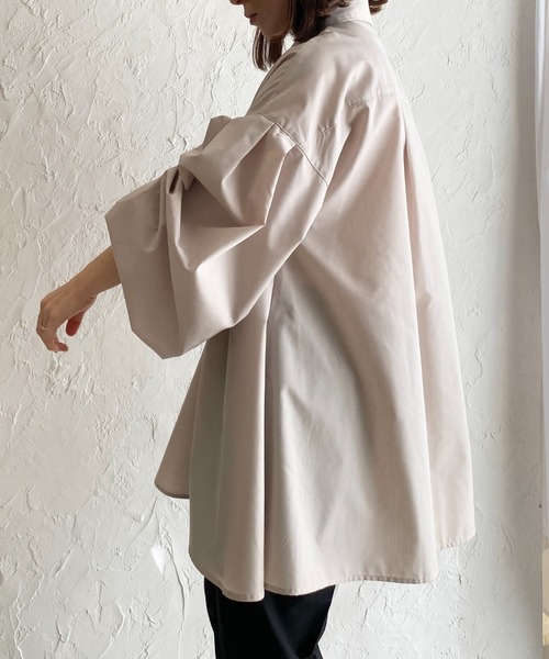 She's Closet(シーズクローゼット)の「襟付き長袖ボリュームスリーブ裾フレアシャツブラウス(シャツ/ブラウス・レディース・グレイッシュベージュ/ブラック/ホワイト・FREE)」の3枚目の写真