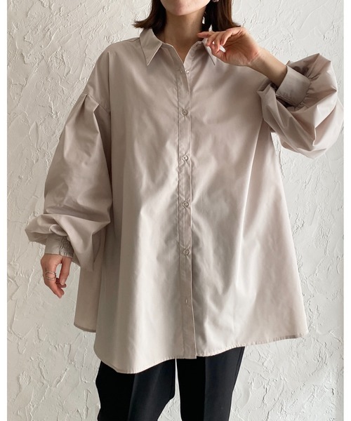 She's Closet(シーズクローゼット)の「襟付き長袖ボリュームスリーブ裾フレアシャツブラウス(シャツ/ブラウス・レディース・グレイッシュベージュ/ブラック/ホワイト・FREE)」の4枚目の写真