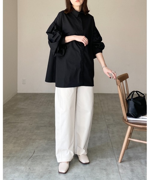 She's Closet(シーズクローゼット)の「襟付き長袖ボリュームスリーブ裾フレアシャツブラウス(シャツ/ブラウス・レディース・グレイッシュベージュ/ブラック/ホワイト・FREE)」の11枚目の写真