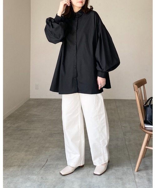 She's Closet(シーズクローゼット)の「襟付き長袖ボリュームスリーブ裾フレアシャツブラウス(シャツ/ブラウス・レディース・グレイッシュベージュ/ブラック/ホワイト・FREE)」の12枚目の写真