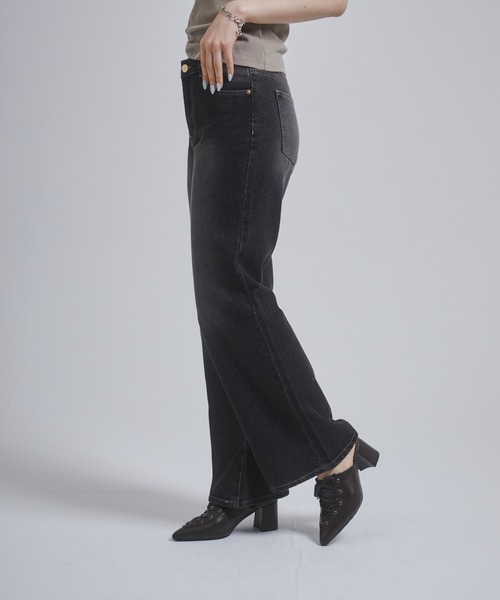 ENVYM（アンビー）の「ルーズフレアデニムパンツ（デニムパンツ・レディース・ブルー/ブラック・SMALL/MEDIUM）」の8枚目の写真