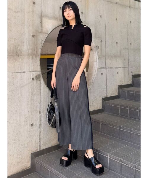MURUA(ムルーア)の「パイピングラインパンツ(スラックス・レディース・ダークブラウン/ネイビー/グレー・1/2)」の15枚目の写真