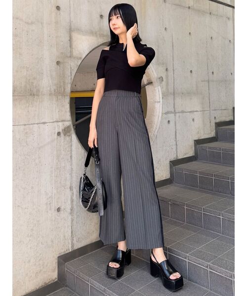 MURUA(ムルーア)の「パイピングラインパンツ(スラックス・レディース・ダークブラウン/ネイビー/グレー・1/2)」の16枚目の写真