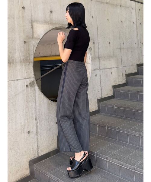 MURUA(ムルーア)の「パイピングラインパンツ(スラックス・レディース・ダークブラウン/ネイビー/グレー・1/2)」の17枚目の写真