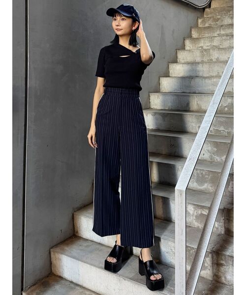 MURUA(ムルーア)の「パイピングラインパンツ(スラックス・レディース・ダークブラウン/ネイビー/グレー・1/2)」の22枚目の写真