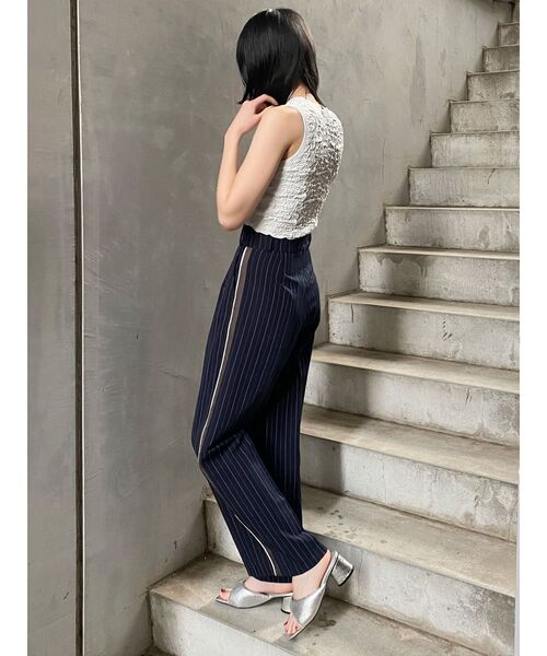 MURUA（ムルーア）の「パイピングラインパンツ（スラックス・レディース・ダークブラウン/ネイビー/グレー・1/2）」の8枚目の写真