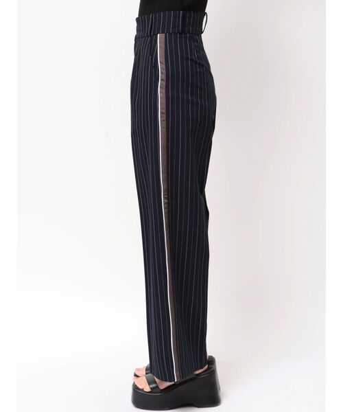 MURUA（ムルーア）の「パイピングラインパンツ（スラックス・レディース・ダークブラウン/ネイビー/グレー・1/2）」の5枚目の写真