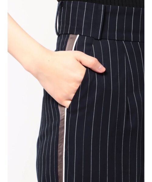 MURUA（ムルーア）の「パイピングラインパンツ（スラックス・レディース・ダークブラウン/ネイビー/グレー・1/2）」の12枚目の写真