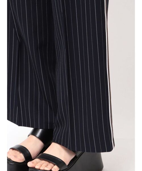 MURUA（ムルーア）の「パイピングラインパンツ（スラックス・レディース・ダークブラウン/ネイビー/グレー・1/2）」の13枚目の写真