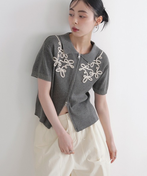 LIAN(リアン)の「コード刺繍半袖ポロニット(ニット/セーター・レディース・チャコールグレー/アイボリー/ブラック/モカ・FREE)」の3枚目の写真
