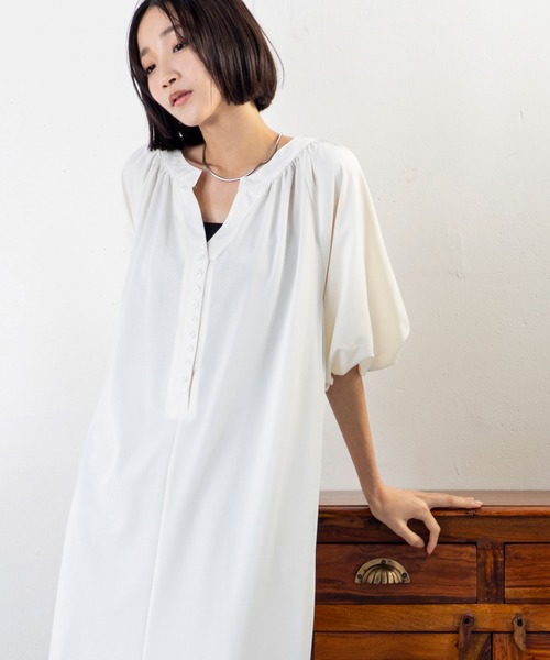 MILLION CARATS(ミリオンカラッツ)の「着映えとリラックスを両立!ふんわり袖×落ち感で魅せる、大人の抜け感ワンピース(ワンピース・レディース・ブラック/ブルー/オフホワイト・MEDIUM/LARGE)」の1枚目の写真