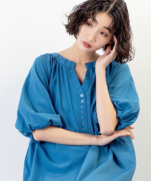 MILLION CARATS(ミリオンカラッツ)の「着映えとリラックスを両立!ふんわり袖×落ち感で魅せる、大人の抜け感ワンピース(ワンピース・レディース・ブラック/ブルー/オフホワイト・MEDIUM/LARGE)」の3枚目の写真