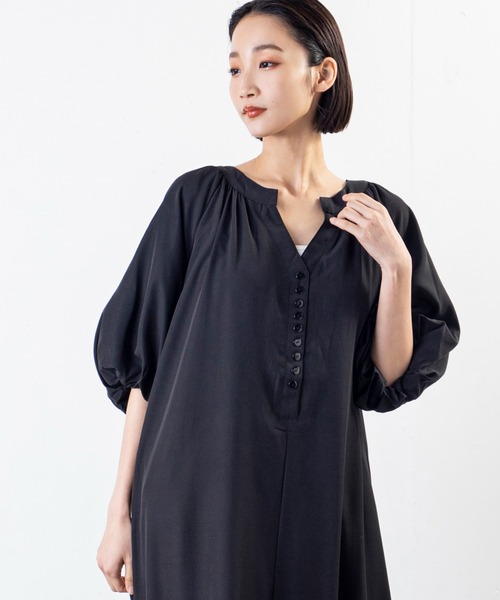 MILLION CARATS(ミリオンカラッツ)の「着映えとリラックスを両立!ふんわり袖×落ち感で魅せる、大人の抜け感ワンピース(ワンピース・レディース・ブラック/ブルー/オフホワイト・MEDIUM/LARGE)」の2枚目の写真