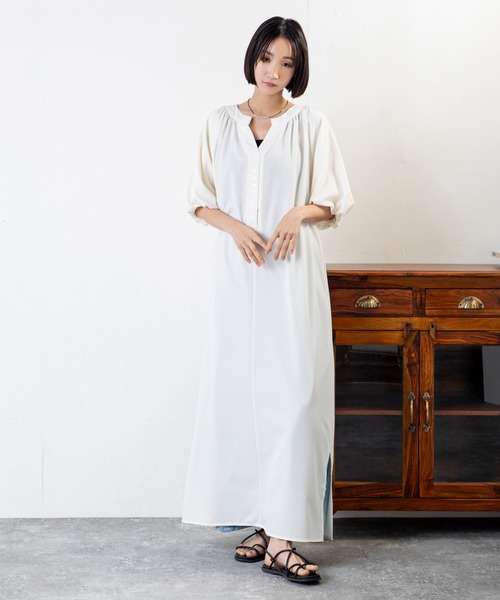 MILLION CARATS(ミリオンカラッツ)の「着映えとリラックスを両立!ふんわり袖×落ち感で魅せる、大人の抜け感ワンピース(ワンピース・レディース・ブラック/ブルー/オフホワイト・MEDIUM/LARGE)」の4枚目の写真