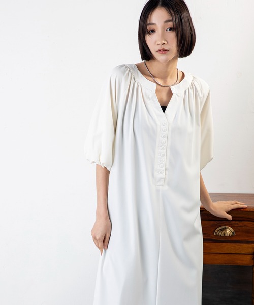 MILLION CARATS(ミリオンカラッツ)の「着映えとリラックスを両立!ふんわり袖×落ち感で魅せる、大人の抜け感ワンピース(ワンピース・レディース・ブラック/ブルー/オフホワイト・MEDIUM/LARGE)」の5枚目の写真