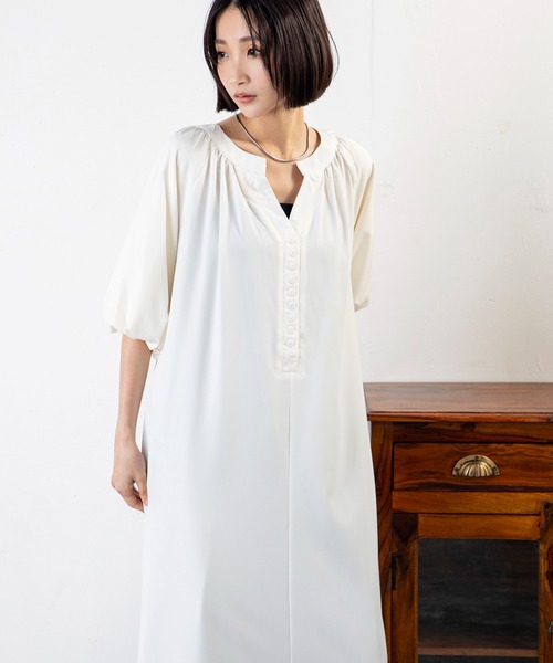 MILLION CARATS(ミリオンカラッツ)の「着映えとリラックスを両立!ふんわり袖×落ち感で魅せる、大人の抜け感ワンピース(ワンピース・レディース・ブラック/ブルー/オフホワイト・MEDIUM/LARGE)」の6枚目の写真