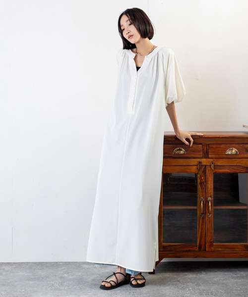 MILLION CARATS(ミリオンカラッツ)の「着映えとリラックスを両立!ふんわり袖×落ち感で魅せる、大人の抜け感ワンピース(ワンピース・レディース・ブラック/ブルー/オフホワイト・MEDIUM/LARGE)」の7枚目の写真