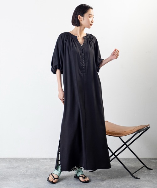 MILLION CARATS(ミリオンカラッツ)の「着映えとリラックスを両立!ふんわり袖×落ち感で魅せる、大人の抜け感ワンピース(ワンピース・レディース・ブラック/ブルー/オフホワイト・MEDIUM/LARGE)」の8枚目の写真