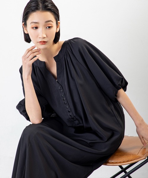 MILLION CARATS(ミリオンカラッツ)の「着映えとリラックスを両立!ふんわり袖×落ち感で魅せる、大人の抜け感ワンピース(ワンピース・レディース・ブラック/ブルー/オフホワイト・MEDIUM/LARGE)」の9枚目の写真