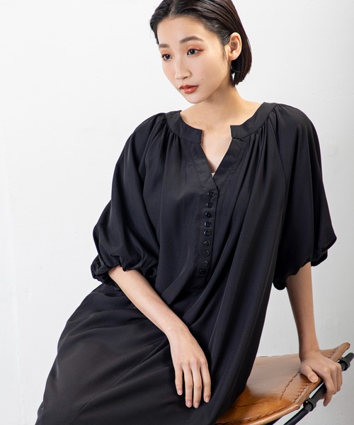 MILLION CARATS(ミリオンカラッツ)の「着映えとリラックスを両立!ふんわり袖×落ち感で魅せる、大人の抜け感ワンピース(ワンピース・レディース・ブラック/ブルー/オフホワイト・MEDIUM/LARGE)」の10枚目の写真