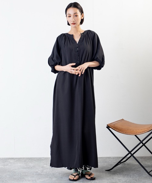 MILLION CARATS(ミリオンカラッツ)の「着映えとリラックスを両立!ふんわり袖×落ち感で魅せる、大人の抜け感ワンピース(ワンピース・レディース・ブラック/ブルー/オフホワイト・MEDIUM/LARGE)」の11枚目の写真