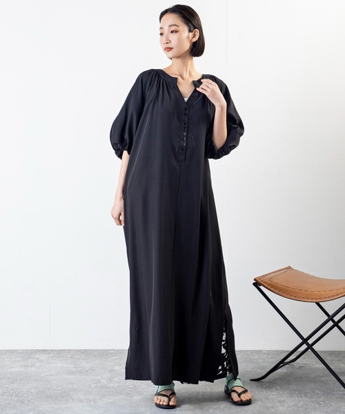 MILLION CARATS(ミリオンカラッツ)の「着映えとリラックスを両立!ふんわり袖×落ち感で魅せる、大人の抜け感ワンピース(ワンピース・レディース・ブラック/ブルー/オフホワイト・MEDIUM/LARGE)」の12枚目の写真