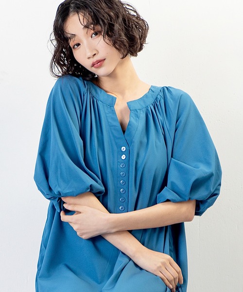 MILLION CARATS(ミリオンカラッツ)の「着映えとリラックスを両立!ふんわり袖×落ち感で魅せる、大人の抜け感ワンピース(ワンピース・レディース・ブラック/ブルー/オフホワイト・MEDIUM/LARGE)」の14枚目の写真