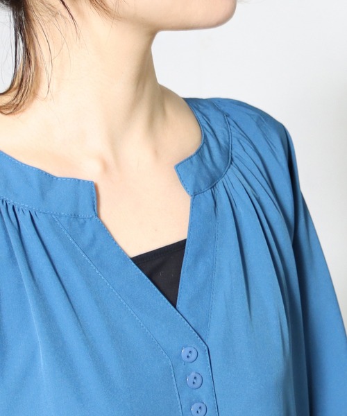 MILLION CARATS(ミリオンカラッツ)の「着映えとリラックスを両立!ふんわり袖×落ち感で魅せる、大人の抜け感ワンピース(ワンピース・レディース・ブラック/ブルー/オフホワイト・MEDIUM/LARGE)」の15枚目の写真