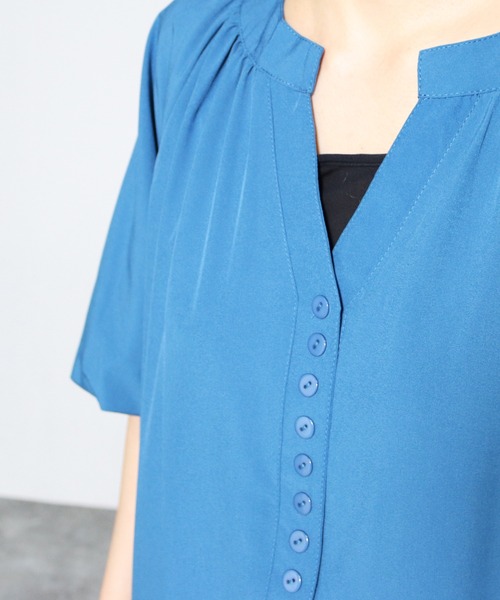 MILLION CARATS(ミリオンカラッツ)の「着映えとリラックスを両立!ふんわり袖×落ち感で魅せる、大人の抜け感ワンピース(ワンピース・レディース・ブラック/ブルー/オフホワイト・MEDIUM/LARGE)」の16枚目の写真