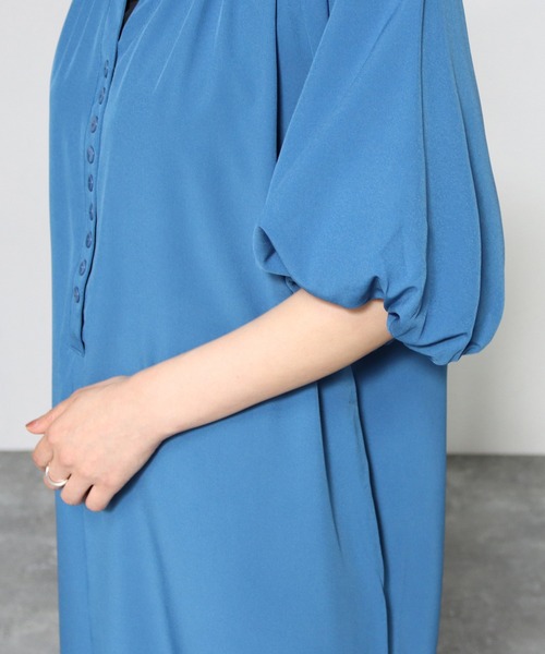 MILLION CARATS(ミリオンカラッツ)の「着映えとリラックスを両立!ふんわり袖×落ち感で魅せる、大人の抜け感ワンピース(ワンピース・レディース・ブラック/ブルー/オフホワイト・MEDIUM/LARGE)」の17枚目の写真