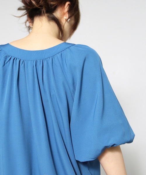 MILLION CARATS(ミリオンカラッツ)の「着映えとリラックスを両立!ふんわり袖×落ち感で魅せる、大人の抜け感ワンピース(ワンピース・レディース・ブラック/ブルー/オフホワイト・MEDIUM/LARGE)」の18枚目の写真