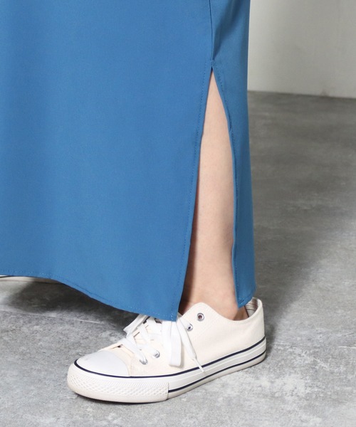 MILLION CARATS(ミリオンカラッツ)の「着映えとリラックスを両立!ふんわり袖×落ち感で魅せる、大人の抜け感ワンピース(ワンピース・レディース・ブラック/ブルー/オフホワイト・MEDIUM/LARGE)」の19枚目の写真