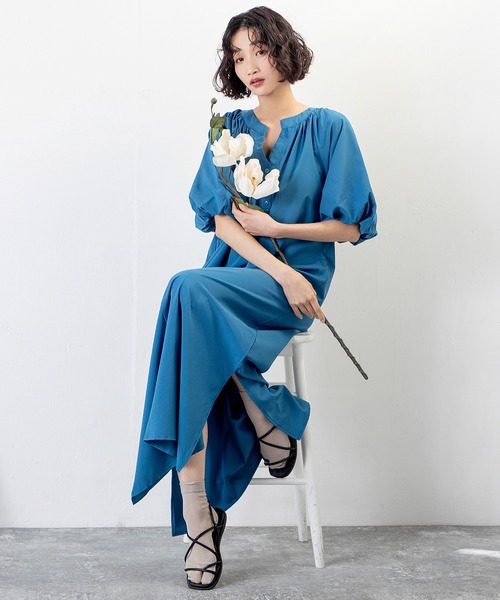 MILLION CARATS(ミリオンカラッツ)の「着映えとリラックスを両立!ふんわり袖×落ち感で魅せる、大人の抜け感ワンピース(ワンピース・レディース・ブラック/ブルー/オフホワイト・MEDIUM/LARGE)」の20枚目の写真