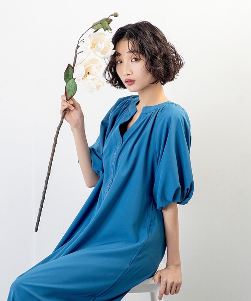 MILLION CARATS(ミリオンカラッツ)の「着映えとリラックスを両立!ふんわり袖×落ち感で魅せる、大人の抜け感ワンピース(ワンピース・レディース・ブラック/ブルー/オフホワイト・MEDIUM/LARGE)」の21枚目の写真