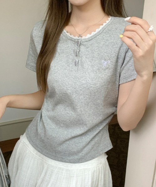 gossip!ロサンゼルス(ゴシップロサンゼルス)の「Y2Kガーリー レース切り替え&刺繍リボン付きTシャツ(Tシャツ/カットソー・レディース・グレー・FREE)」の1枚目の写真
