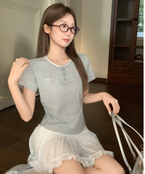 gossip!ロサンゼルス(ゴシップロサンゼルス)の「Y2Kガーリー レース切り替え&刺繍リボン付きTシャツ(Tシャツ/カットソー・レディース・グレー・FREE)」の2枚目の写真