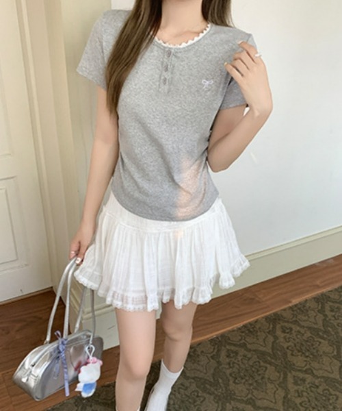 gossip!ロサンゼルス(ゴシップロサンゼルス)の「Y2Kガーリー レース切り替え&刺繍リボン付きTシャツ(Tシャツ/カットソー・レディース・グレー・FREE)」の3枚目の写真