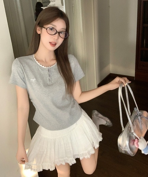 gossip!ロサンゼルス(ゴシップロサンゼルス)の「Y2Kガーリー レース切り替え&刺繍リボン付きTシャツ(Tシャツ/カットソー・レディース・グレー・FREE)」の5枚目の写真