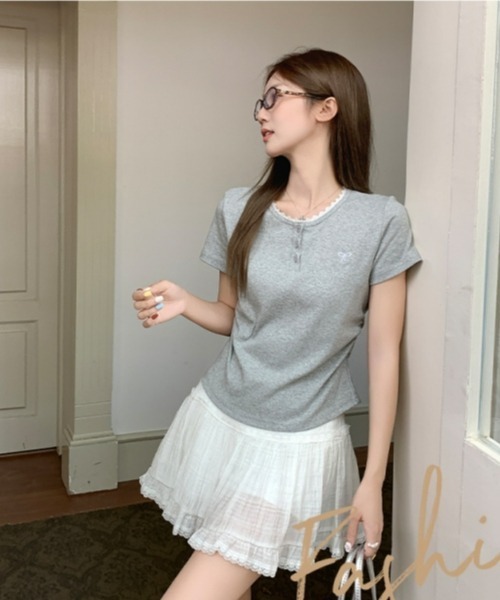 gossip!ロサンゼルス(ゴシップロサンゼルス)の「Y2Kガーリー レース切り替え&刺繍リボン付きTシャツ(Tシャツ/カットソー・レディース・グレー・FREE)」の7枚目の写真