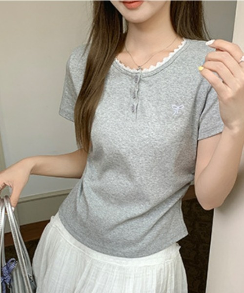 gossip!ロサンゼルス(ゴシップロサンゼルス)の「Y2Kガーリー レース切り替え&刺繍リボン付きTシャツ(Tシャツ/カットソー・レディース・グレー・FREE)」の8枚目の写真