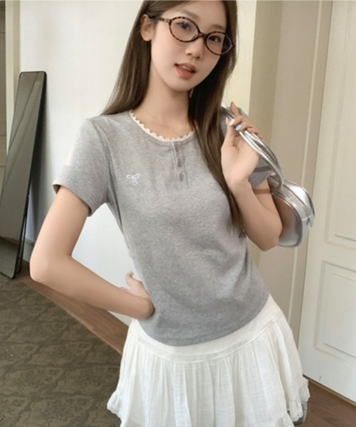 gossip!ロサンゼルス(ゴシップロサンゼルス)の「Y2Kガーリー レース切り替え&刺繍リボン付きTシャツ(Tシャツ/カットソー・レディース・グレー・FREE)」の9枚目の写真