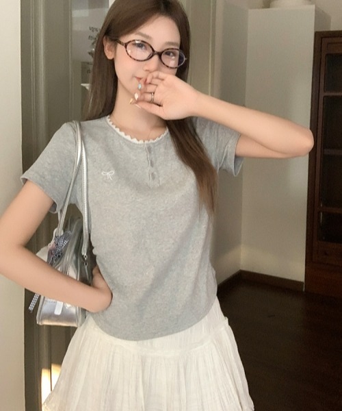 gossip!ロサンゼルス(ゴシップロサンゼルス)の「Y2Kガーリー レース切り替え&刺繍リボン付きTシャツ(Tシャツ/カットソー・レディース・グレー・FREE)」の10枚目の写真